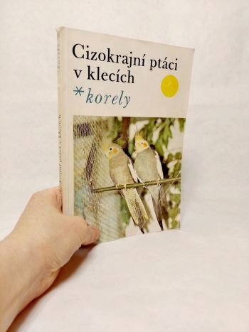 Cizokrajní ptáci v klecích  - korely