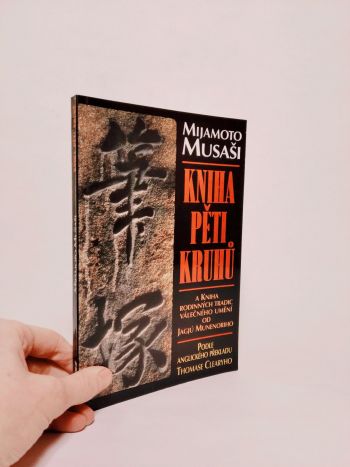 Kniha pěti kruhů a Kniha rodinných tradic válečného umění od Jagjú Munenoriho